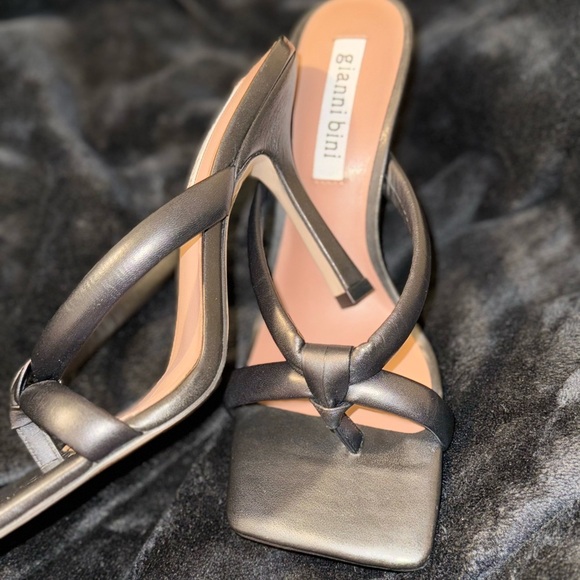 Gianni Bini Black Square Toe Sandals with V-Strap - Picture 9 of 11